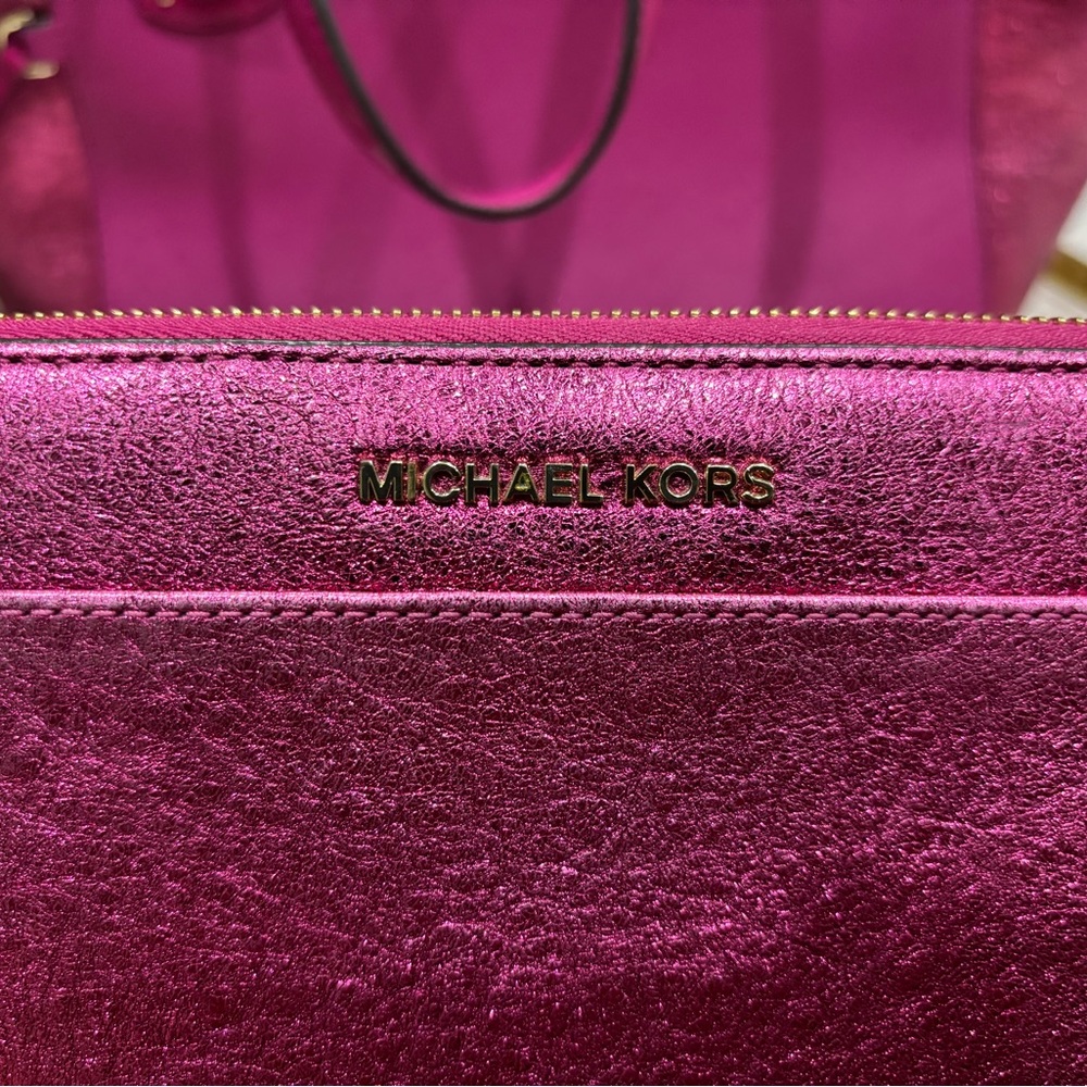 Michael Kors Shimmering Pink Voyager Tote and Matching Wallet Set - Picture 13 of 14